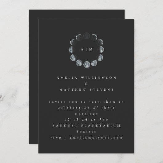 Minimalistisch Celestial Moon Black Monogram Wedde Kaart (Voorkant / Achterkant)