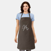 Minimalistisch Chocolade Donkerbruin Monogram Schort (Gedragen)