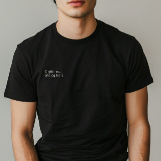 Minimalistisch citaat "Digital Soul, Analog Tears" T-shirt