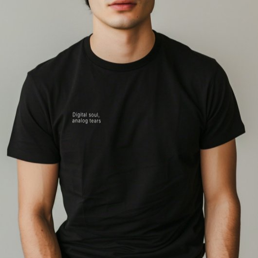 Minimalistisch citaat "Digital Soul, Analog Tears" T-shirt