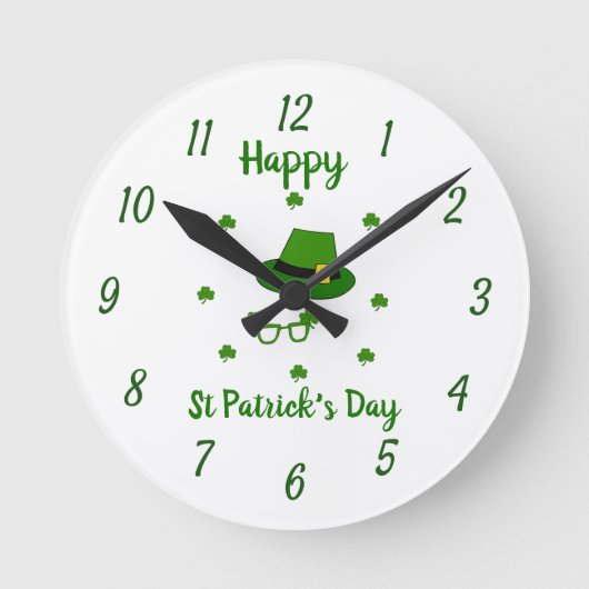 Minimalistisch Cute Happy St Patrick's Day Ronde Klok (Voorkant)
