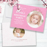 Minimalistisch Cute Princess Tiara Birthday Whimsi Kaart<br><div class="desc">Dit ontwerp bevat een uitnodiging van een verjaardagsfeestdag van kinderen, met een meisje prinsesjes schattige vrouwelijke meisjeskroop, geweldig voor de eerste tweede verjaardag van de peuter, met een prinses tiara kroongouden vormgeving, een foto-afbeelding van twee lay-outs, een elegante glitter roze confetti, een moderne waterverf script, dit grillige ontwerp is voor...</div>