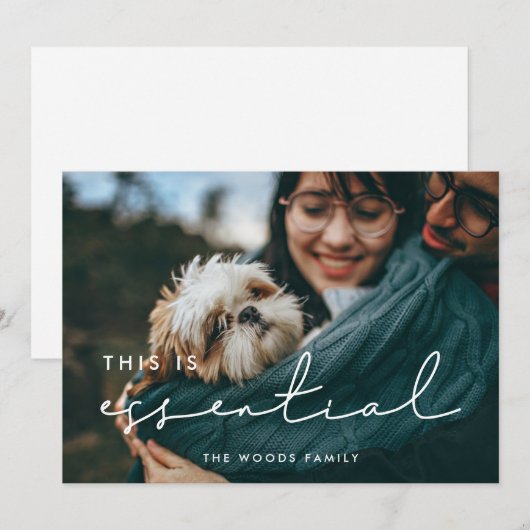 Minimalistisch Dit is essentieel 2026 Foto Feestdagenkaart (Voorkant / Achterkant)