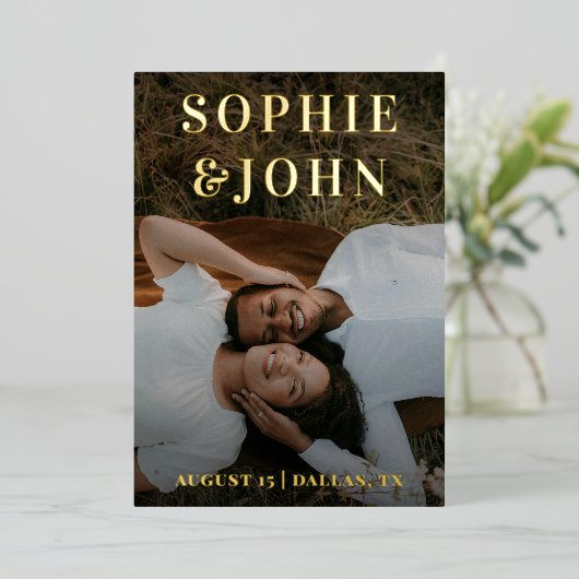 Minimalistisch donker vervaagd foto monogram save  folie uitnodiging (Staand Voorkant)