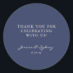 Minimalistisch donkerblauw Navy Blue Script Aangep Ronde Sticker<br><div class="desc">Minimalistisch modern donker marinesultaat blauw handschrift bruiloft Aangepast bedankt klassieke ronde Sticker</div>