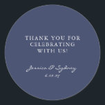 Minimalistisch donkerblauw Navy Blue Script Aangep Ronde Sticker<br><div class="desc">Minimalistisch modern donker marinesultaat blauw handschrift bruiloft Aangepast bedankt klassieke ronde Sticker</div>