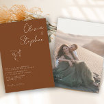 Minimalistisch donkerbruin Rust Romantic fotohuwel Kaart<br><div class="desc">Een eenvoudig minimalistisch handgeschreven typografisch manuscript met een romantisch kolibriespaar tegen een donkere roestachtergrond maakt dit ontwerp een standpunt voor om het even welk thema van de trouwplaats. Pas eenvoudig uw belangrijke gegevens aan op de voorzijde en uw foto- en monogram op de achterzijde.</div>