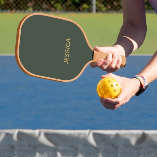Minimalistisch donkergroen gouden script gepersona pickleball paddle (Insitu)