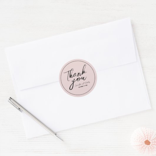 Minimalistisch Dusty Pink Calligraphy Script Bedan Ronde Sticker (Envelop)