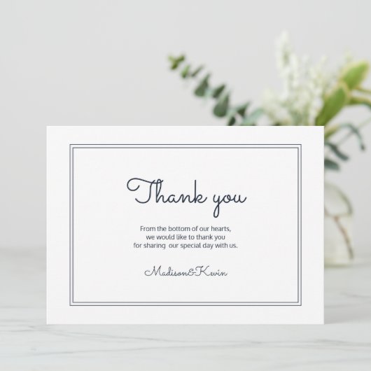 Minimalistisch eenvoudig cursief script bruiloft d bedankkaart (Staand voorkant)