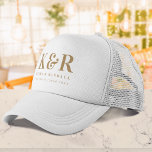 Minimalistisch Eenvoudig goud en wit dennengoed vo Trucker Pet<br><div class="desc">Een minimalistisch collectie van het huwelijksmonogram van producten met klassieke,  traditionele typografie in goud op een schone,  eenvoudige witte achtergrond. Het perfecte aangepaste ontwerp voor uw speciale dag!</div>