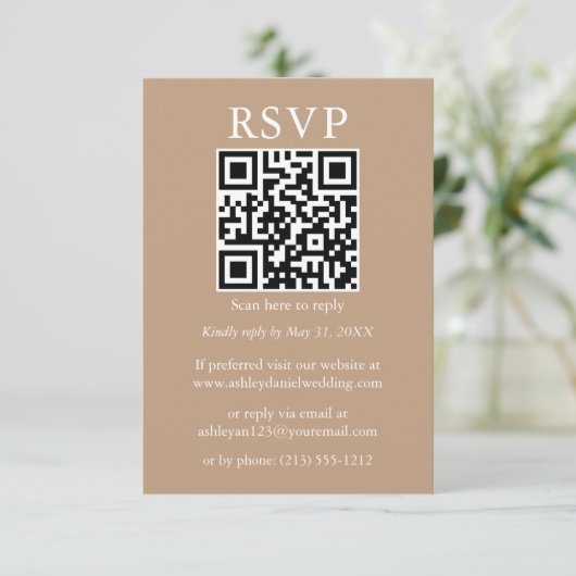 Minimalistisch Eenvoudig huwelijk QR RSVP Taupe Kaart (Staand voorkant)