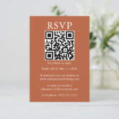 Minimalistisch Eenvoudig huwelijk QR RSVP Terracot Kaart (Staand voorkant)