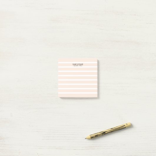 Minimalistisch eenvoudig lichtroze strippatroon post-it® notes (Op bureau)