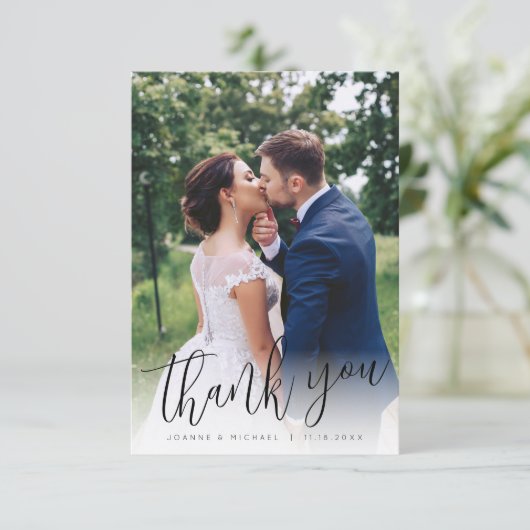 Minimalistisch eenvoudig script foto-bruiloft bedankkaart (Staand voorkant)