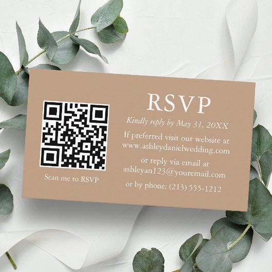 Minimalistisch Eenvoudig Taupe Weddenschap QR RSVP Informatiekaartje