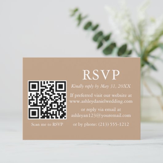 Minimalistisch Eenvoudige bruiloft QR RSVP Kaart (Staand voorkant)