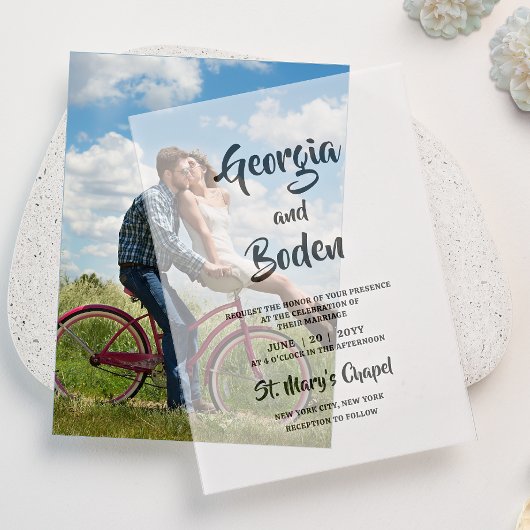 Minimalistisch eenvoudige moderne scriptweddenscha vellum uitnodigingen