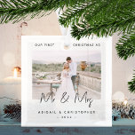 Minimalistisch eerste kerstfeest als Mr & Mrs Gray Glas Ornament<br><div class="desc">Viel je eerste kerstfeest als een getrouwd stel met deze moderne, minimalistische foto-keepasversiering. De tekst van de charsteengrijze tekst luidt "Ons eerste kerstfeest als Mr & Mrs." met de woorden "Mr & Mrs." in trendy handschrift. Vervang het afbeelding van de steekproef gemakkelijk met uw favoriete foto, en voeg uw namen...</div>