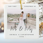 Minimalistisch eerste kerstfeest als Mr & Mrs Gray Keramisch Ornament<br><div class="desc">Viel je eerste kerstfeest als een getrouwd stel met deze moderne, minimalistische foto-keepasversiering. De tekst van de charsteengrijze tekst luidt "Ons eerste kerstfeest als Mr & Mrs." met de woorden "Mr & Mrs." in trendy handschrift. Vervang het afbeelding van de steekproef gemakkelijk met uw favoriete foto, en voeg uw namen...</div>