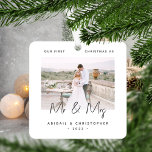 Minimalistisch eerste kerstfeest als Mr & Mrs Gray Metalen Ornament<br><div class="desc">Viel je eerste kerstfeest als een getrouwd stel met deze moderne, minimalistische foto-keepasversiering. De tekst van de charsteengrijze tekst luidt "Ons eerste kerstfeest als Mr & Mrs." met de woorden "Mr & Mrs." in trendy handschrift. Vervang het afbeelding van de steekproef gemakkelijk met uw favoriete foto, en voeg uw namen...</div>