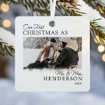 Minimalistisch eerste kersthuwelijk metalen ornament<br><div class="desc">Eenvoudige kerstkerstversiering met een moderne witte achtergrond,  een foto aan beide zijden,  het gezegde 'onze eerste kerst als meneer & mrs',  jouw naam en het jaar.</div>