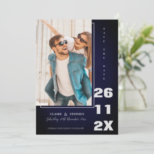 Minimalistisch Elegant Blue Bold Font Photo Wedden Save The Date (Staand voorkant)