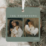 Minimalistisch Elegant Eenvoudig 4 Foto Wijze Kers Metalen Ornament<br><div class="desc">Vier gekoesterde herinneringen in stijl met het Minimalist Elegant Simple 4 Photo Sage Christmas Metal Ornament. Met dit prachtig vervaardigde ornament kunt u vier speciale foto's laten zien, elegant gerangschikt in een fotocollage-ontwerp dat ideaal is voor familiemomenten, koppelportretten of feestelijke snapshots. Met zijn strakke, salie-groene achtergrond biedt dit ornament een...</div>