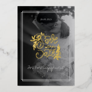 Minimalistisch Elegant Photo Verloving Gold Script Folie Uitnodiging