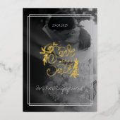 Minimalistisch Elegant Photo Verloving Gold Script Folie Uitnodiging (Voorkant)