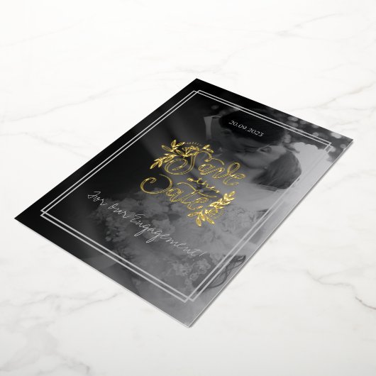 Minimalistisch Elegant Photo Verloving Gold Script Folie Uitnodiging (Gedraaid)