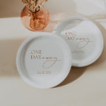 Minimalistisch Elegant repetitie diner wit Papieren Bordje<br><div class="desc">Verhoog uw huwelijksfeest met de perfecte mix van minimalisme en elegantie belichaamd in onze White Paper Borden versierd met een subtiel monogram. Omarm moeiteloos verfijning en maak uw speciale dag echt onvergetelijk. Coördineert met het "Chloe" bruiloft uitnodiging Collectie. Ontdek de volledige bijpassende set door op de link collectie op deze...</div>