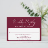 Minimalistisch Elegant Script Bourgogne Red Weddin RSVP Kaartje (Staand voorkant)