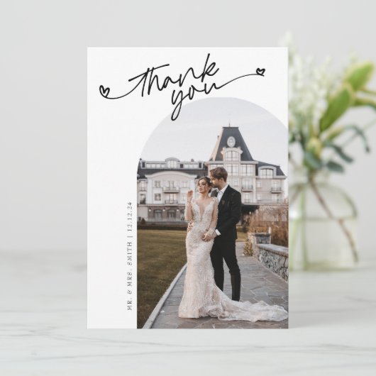 Minimalistisch Elegant Script Hart Foto Bruiloft Bedankkaart (Staand voorkant)