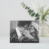 Minimalistisch Elegant Script Photo Verloving Aankondigingskaart (Staand voorkant)