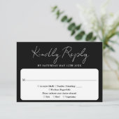 Minimalistisch Elegant Script zwart-wit bruiloft RSVP Kaartje (Staand voorkant)