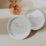 Minimalistisch Elegant Vrijgezellenfeest Wit Papieren Bordje<br><div class="desc">Verhoog uw huwelijksfeest met de perfecte mix van minimalisme en elegantie belichaamd in onze White Paper Borden versierd met een subtiel monogram. Omarm moeiteloos verfijning en maak uw speciale dag echt onvergetelijk. Coördineert met het "Chloe" bruiloft uitnodiging Collectie. Ontdek de volledige bijpassende set door op de link collectie op deze...</div>