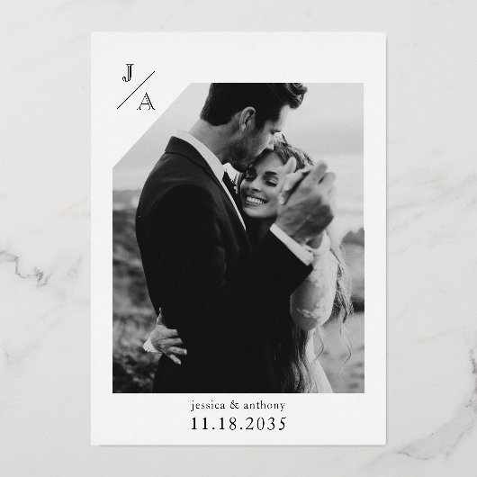 Minimalistisch Folie van Monogram Foto Weddenschap Folie Uitnodiging (Achterkant)
