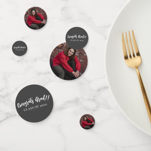 Minimalistisch foto Afstuderen | Grijze tafel Confetti (Groep)