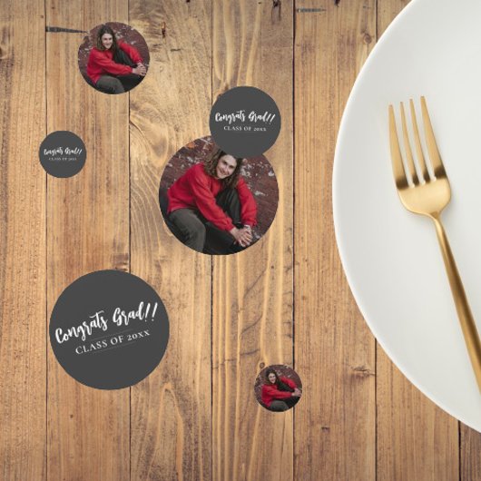 Minimalistisch foto Afstuderen | Grijze tafel Confetti