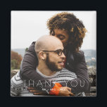 Minimalistisch fotohuwelijk Hartelijk dank Magneet<br><div class="desc">Zeg dank u op een unieke en blijvende manier met deze minimalistische foto bruiloft dank u magneet. Ontworpen als een moderne herinnering, deze gepersonaliseerde magneet is voorzien van een schoon, minimalistisch ontwerp dat een van uw favoriete foto's toont, samen met een eenvoudige, oprechte boodschap van dankbaarheid. Perfect voor huwelijksgunsten, deze...</div>