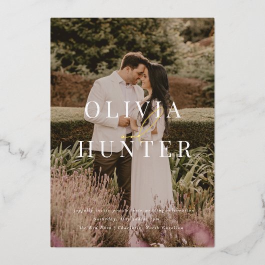 Minimalistisch fotokalligrafie Weddenschap Gold Folie Uitnodiging (Voorkant)