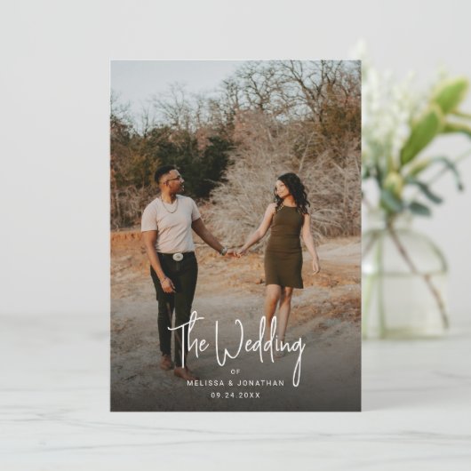 Minimalistisch Fotoscript Moderne QR-code Bruiloft Kaart (Staand voorkant)