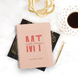Minimalistisch frambotisch zwart monogram planner<br><div class="desc">De eigenschap van het ontwerp condesed vernauwde doopvonttypografie twee monogram van het initiaal met eenvoudig minimalistisch handgeschreven manuscript.</div>