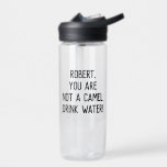 Minimalistisch Funny Quote Drink Water met naam Waterfles<br><div class="desc">tekst om je eigen grappige of favoriete citaat te schrijven of bestaande te houden om je of je geliefde aan te moedigen om meer water te drinken "naam,  je bent geen kameel. Drink water!"</div>