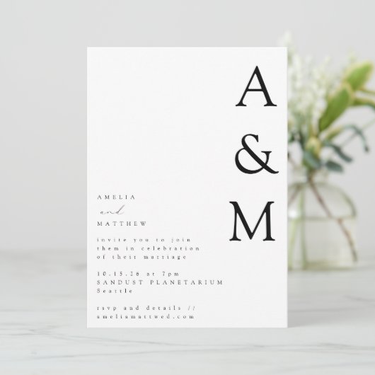 Minimalistisch gebold wit monogram Typografie Wedd Kaart (Staand voorkant)