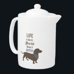 Minimalistisch gebruik van Dachshund Silhouette Theepot<br><div class="desc">Minimalistisch Dachshund Silhouette met aanpasbare prijsopgave: "Het leven is geweldig,  doxies maken het beter".
Robuuste tinten.</div>