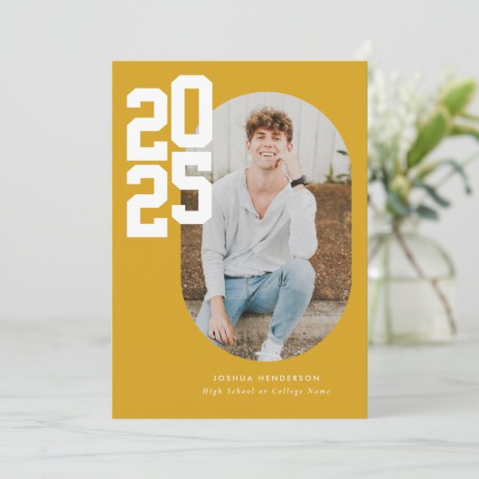Minimalistisch geel 2025 foto Afstuderen Aankondiging (Staand voorkant)