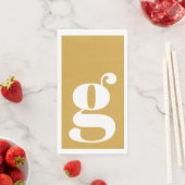 Minimalistisch gemerkte initiaal in dikke mosterdg servet (Insitu)