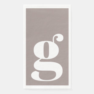 Minimalistisch gemerkte initiaal in taupe bruin servet